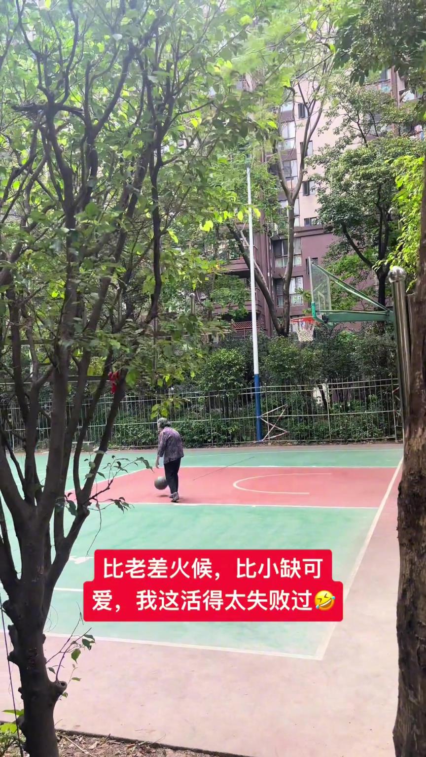 這阿婆單手一投一個準(zhǔn)，姜還是老的辣