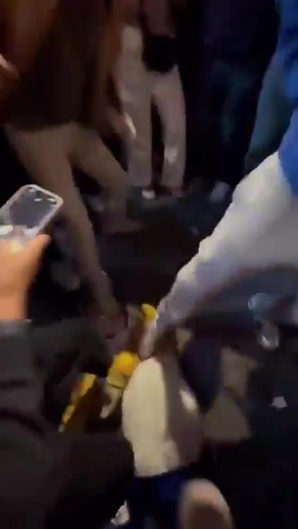驚！尼克斯大勝步行者后，哈利伯頓遭主場球迷群毆